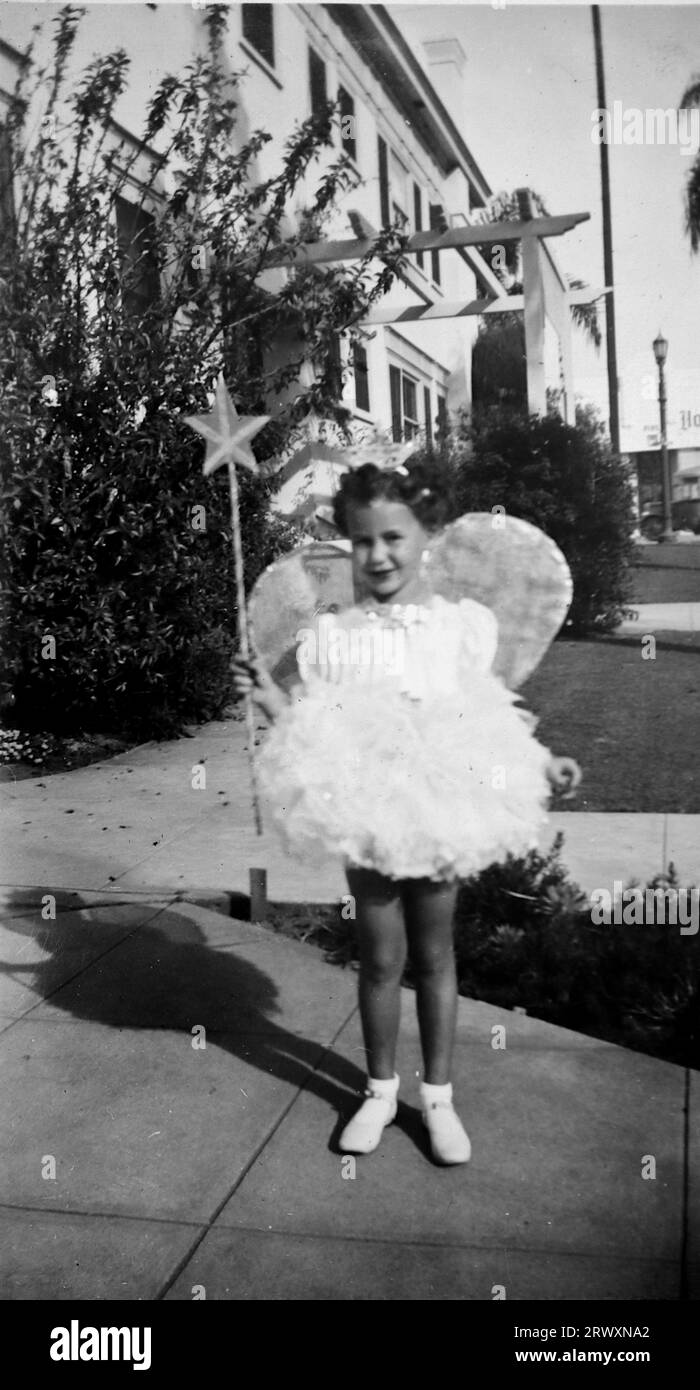 Ein junges Mädchen in Hollywood, in weiß gekleidet mit Feenflügeln. Seltenes Foto: Aus einer Sammlung eines unbekannten britischen Soldaten über die No. 1 Composite Demonstration, AA Battery, Tour durch die USA, vom 11. Juli 1943. Dies ist eines von mehr als hundert Bildern in der Sammlung, die im Durchschnitt etwa 4 x 3 Zoll groß waren. Stockfoto