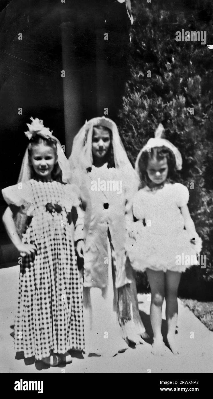 Drei Mädchen, Hollywood, gekleidet in Kostümen, vielleicht für ein Krippenspiel. Seltenes Foto: Aus einer Sammlung eines unbekannten britischen Soldaten über die No. 1 Composite Demonstration, AA Battery, Tour durch die USA, vom 11. Juli 1943. Dies ist eines von mehr als hundert Bildern in der Sammlung, die im Durchschnitt etwa 4 x 3 Zoll groß waren. Stockfoto