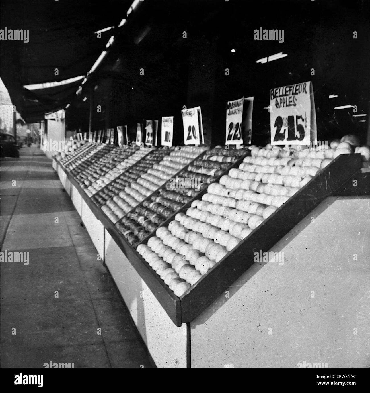 Ein Obstladen, Hollywood, mit Preisen. Seltenes Foto: Aus einer Sammlung eines unbekannten britischen Soldaten über die No. 1 Composite Demonstration, AA Battery, Tour durch die USA, vom 11. Juli 1943. Dies ist eines von mehr als hundert Bildern in der Sammlung, die im Durchschnitt etwa 4 x 3 Zoll groß waren. Stockfoto