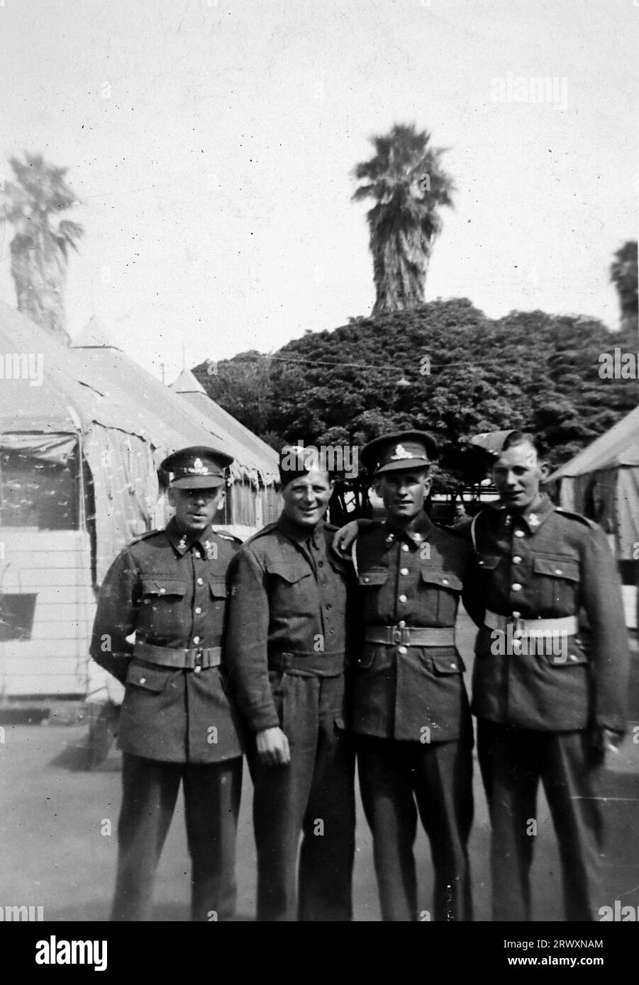 Eine Gruppe von vier Soldaten im Santa Monica Rest Camp. Seltenes Foto: Aus einer Sammlung eines unbekannten britischen Soldaten über die No. 1 Composite Demonstration, AA Battery, Tour durch die USA, vom 11. Juli 1943. Dies ist eines von mehr als hundert Bildern in der Sammlung, die im Durchschnitt etwa 4 x 3 Zoll groß waren. Stockfoto