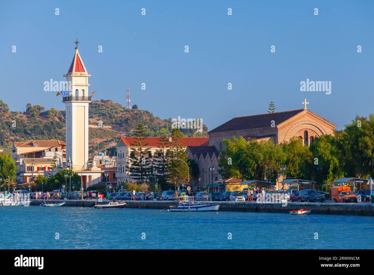 Zakynthos, Griechenland - 14. August 2016: Blick auf den Hafen von Zante, gewöhnliche Menschen und Autos befinden sich auf der Küstenstraße Stockfoto