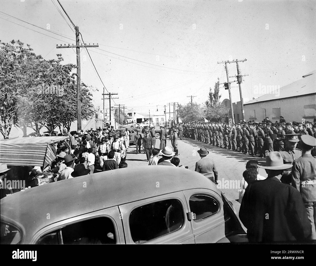 Eine Parade in Mexiko. Seltenes Foto: Aus einer Sammlung eines unbekannten britischen Soldaten über die No. 1 Composite Demonstration, AA Battery, Tour durch die USA, vom 11. Juli 1943. Dies ist eines von mehr als hundert Bildern in der Sammlung, die im Durchschnitt etwa 4 x 3 Zoll groß waren. Stockfoto