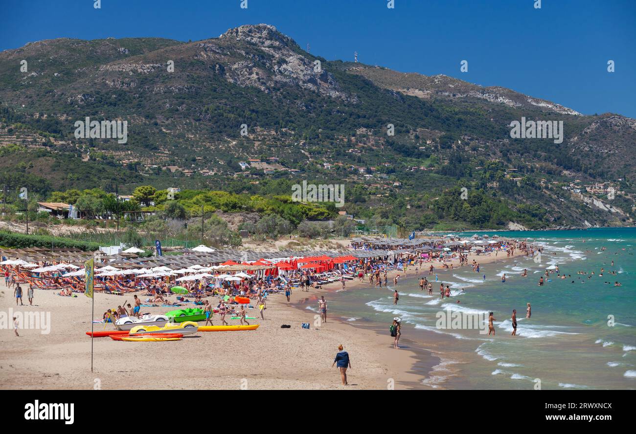 Zakynthos, Griechenland - 15. August 2016: Touristen ruhen sich am Banana Beach aus. Einer der beliebtesten Ferienorte der griechischen Insel Zakynthos. Küste des Ionischen Meeres Stockfoto