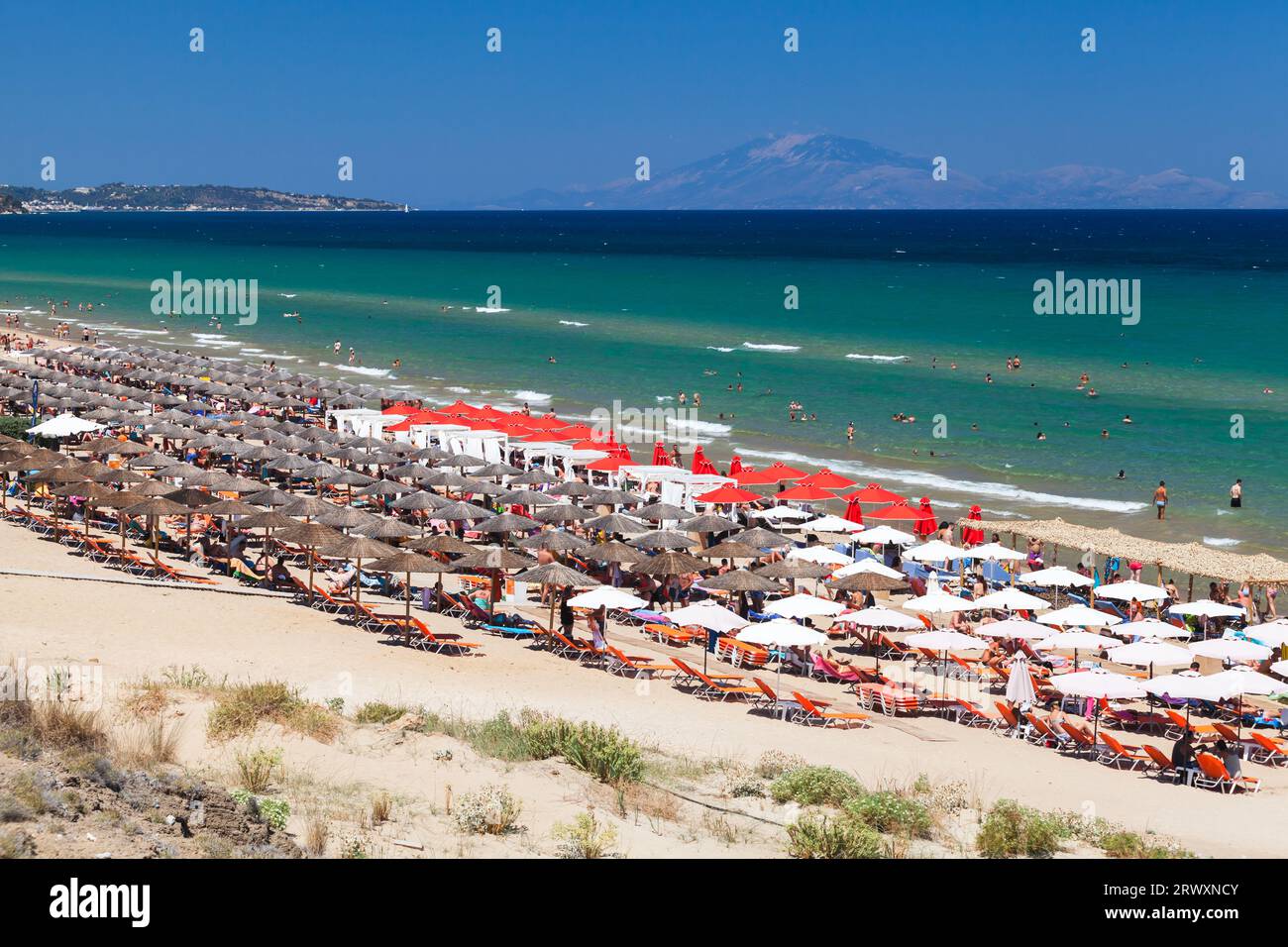 Zakynthos, Griechenland - 15. August 2016: Touristen sind am Banana Beach der griechischen Insel Zakynthos. Küste des Ionischen Meeres an einem sonnigen Sommertag Stockfoto