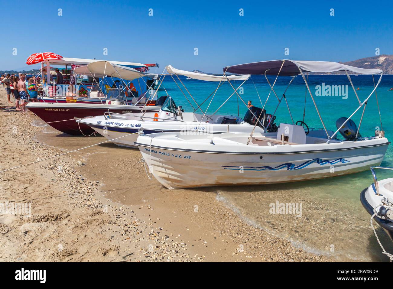 Zakynthos, Griechenland - 16. August 2016: Motorboote sind am Strand, Touristen ruhen sich in der Nähe aus. Zakynthos, Griechenland Stockfoto