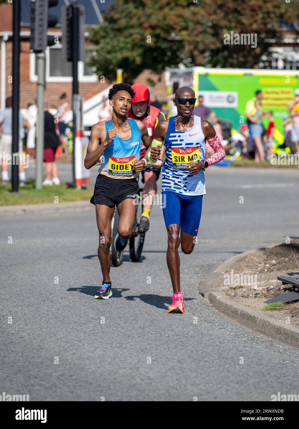 Sir Mo Farrah belegte in seinem letzten Wettkampfrennen den vierten Platz und Efrem Gidey den fünften Platz beim Great North Run 2023 Stockfoto