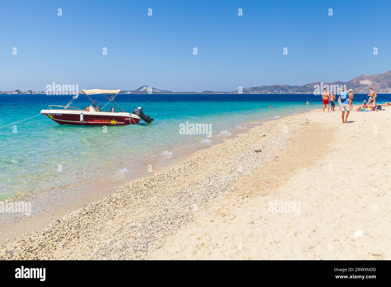 Zakynthos, Griechenland - 16. August 2016: Touristen ruhen sich an einem sonnigen Sommertag am Strand aus Stockfoto
