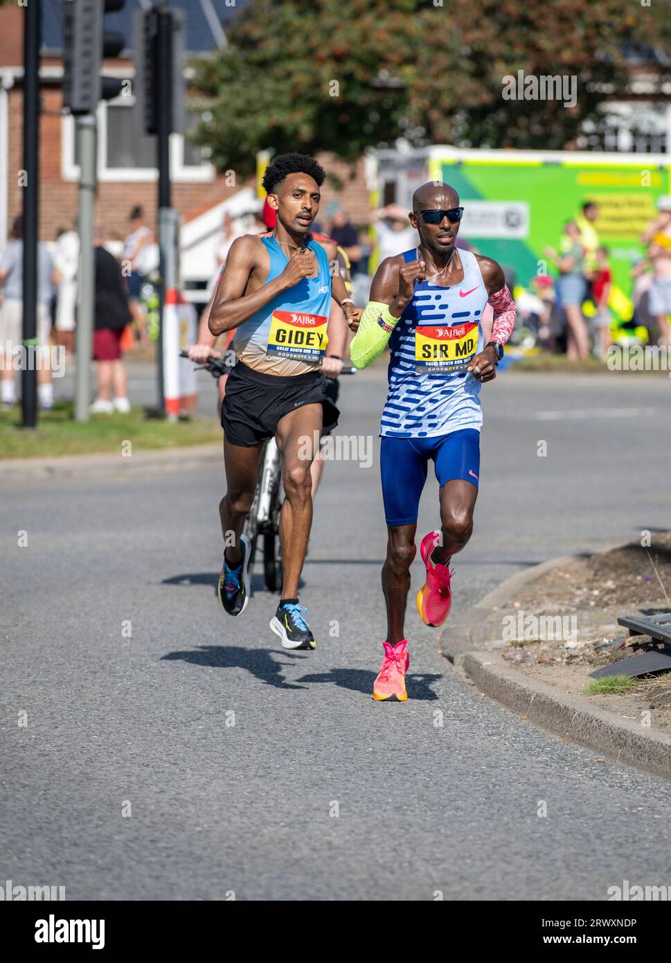 Sir Mo Farrah belegte in seinem letzten Wettkampfrennen den vierten Platz und Efrem Gidey den fünften Platz beim Great North Run 2023 Stockfoto