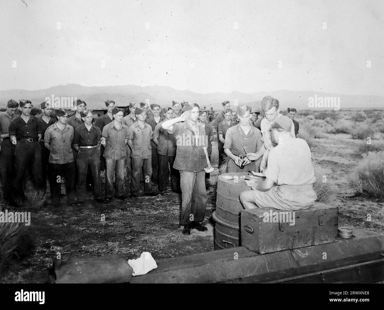 Britische Truppen warten auf ihre Bezahlung in einem Camp in Texas. Seltenes Foto: Aus einer Sammlung eines unbekannten britischen Soldaten über die No. 1 Composite Demonstration, AA Battery, Tour durch die USA, vom 11. Juli 1943. Dies ist eines von mehr als hundert Bildern in der Sammlung, die im Durchschnitt etwa 4 x 3 Zoll groß waren. Stockfoto