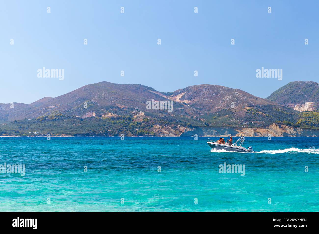Zakynthos, Griechenland - 16. August 2016: Touristen sind an einem sonnigen Sommertag auf einem Motorboot Stockfoto