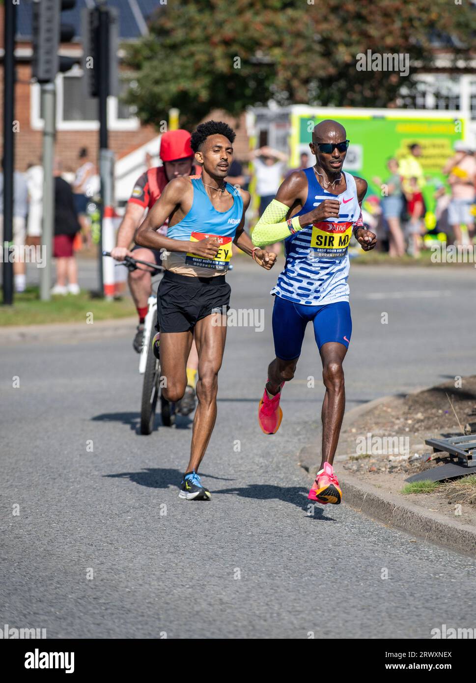 Sir Mo Farrah belegte in seinem letzten Wettkampfrennen den vierten Platz und Efrem Gidey den fünften Platz beim Great North Run 2023 Stockfoto