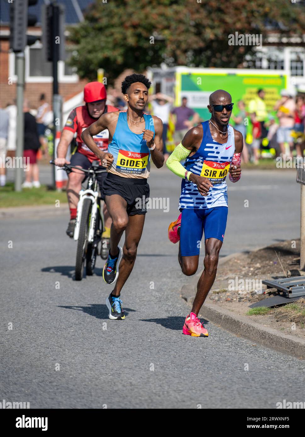Sir Mo Farrah belegte in seinem letzten Wettkampfrennen den vierten Platz und Efrem Gidey den fünften Platz beim Great North Run 2023 Stockfoto