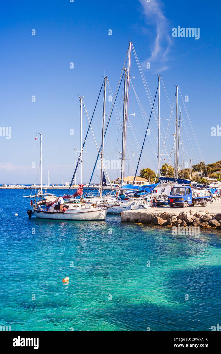Zakynthos, Griechenland - 20. August 2016: Segelyachten liegen in Agios Nikolaos. Beliebtes touristisches Reiseziel für Sommerurlaube, vertikales Foto Stockfoto