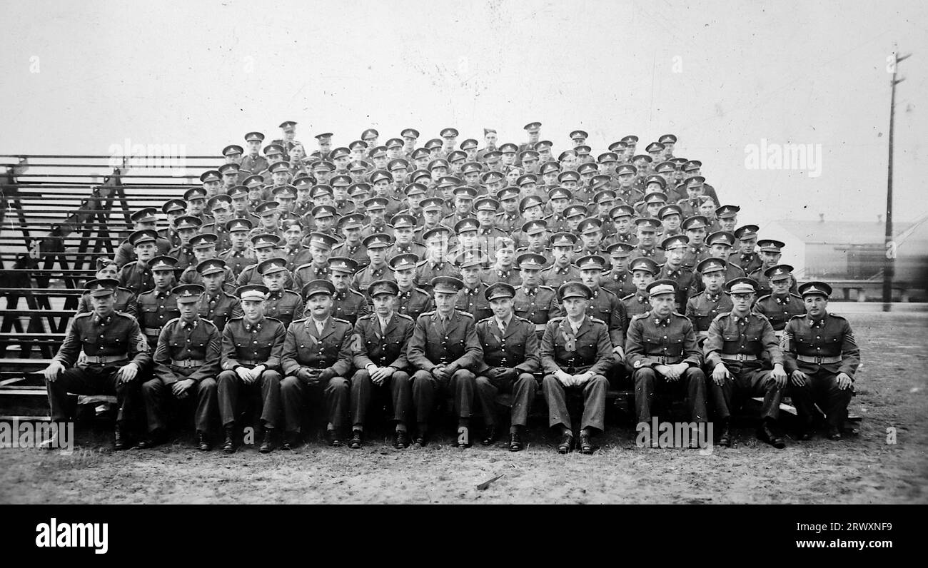 Foto der Militärgruppe, wahrscheinlich aufgenommen in Camp Davis, North Carolina. Seltenes Foto: Aus einer Sammlung eines unbekannten britischen Soldaten über die No. 1 Composite Demonstration, AA Battery, Tour durch die USA, vom 11. Juli 1943. Dies ist eines von mehr als hundert Bildern in der Sammlung, die im Durchschnitt etwa 4 x 3 Zoll groß waren. Stockfoto