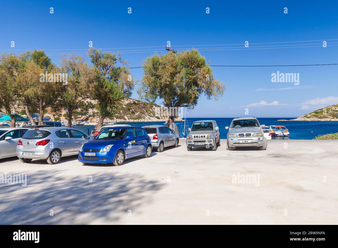 Zakynthos, Griechenland - 20. August 2016: Autos werden auf dem Küstenparkplatz von Agios Nikolaos geparkt. Beliebtes touristisches Reiseziel für Sommerurlaube, ver Stockfoto