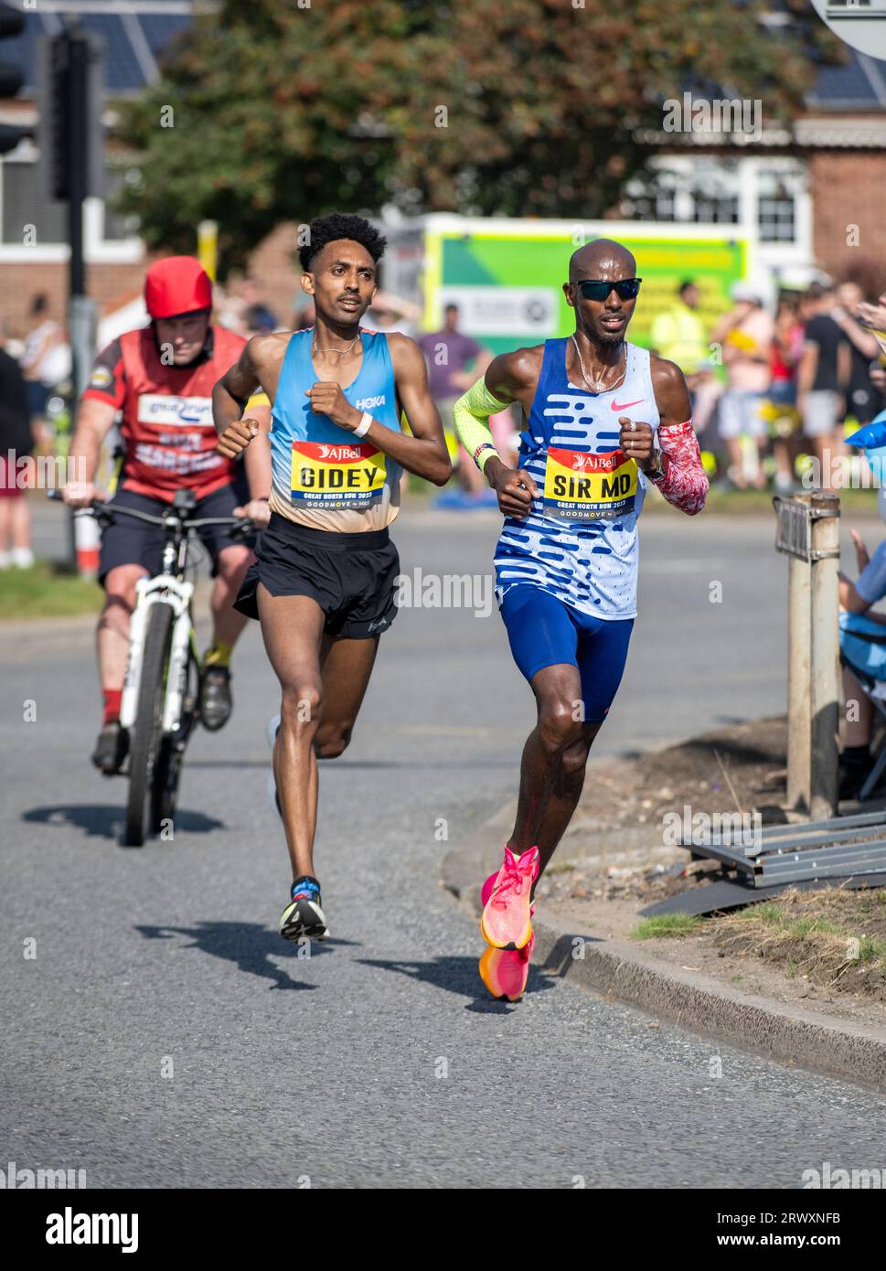 Sir Mo Farrah belegte in seinem letzten Wettkampfrennen den vierten Platz und Efrem Gidey den fünften Platz beim Great North Run 2023 Stockfoto