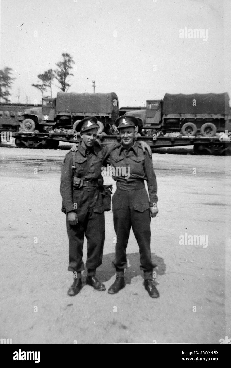 Zwei Soldaten mit Militärfahrzeugen im Hintergrund, Texas. Seltenes Foto: Aus einer Sammlung eines unbekannten britischen Soldaten über die No. 1 Composite Demonstration, AA Battery, Tour durch die USA, vom 11. Juli 1943. Dies ist eines von mehr als hundert Bildern in der Sammlung, die im Durchschnitt etwa 4 x 3 Zoll groß waren. Stockfoto