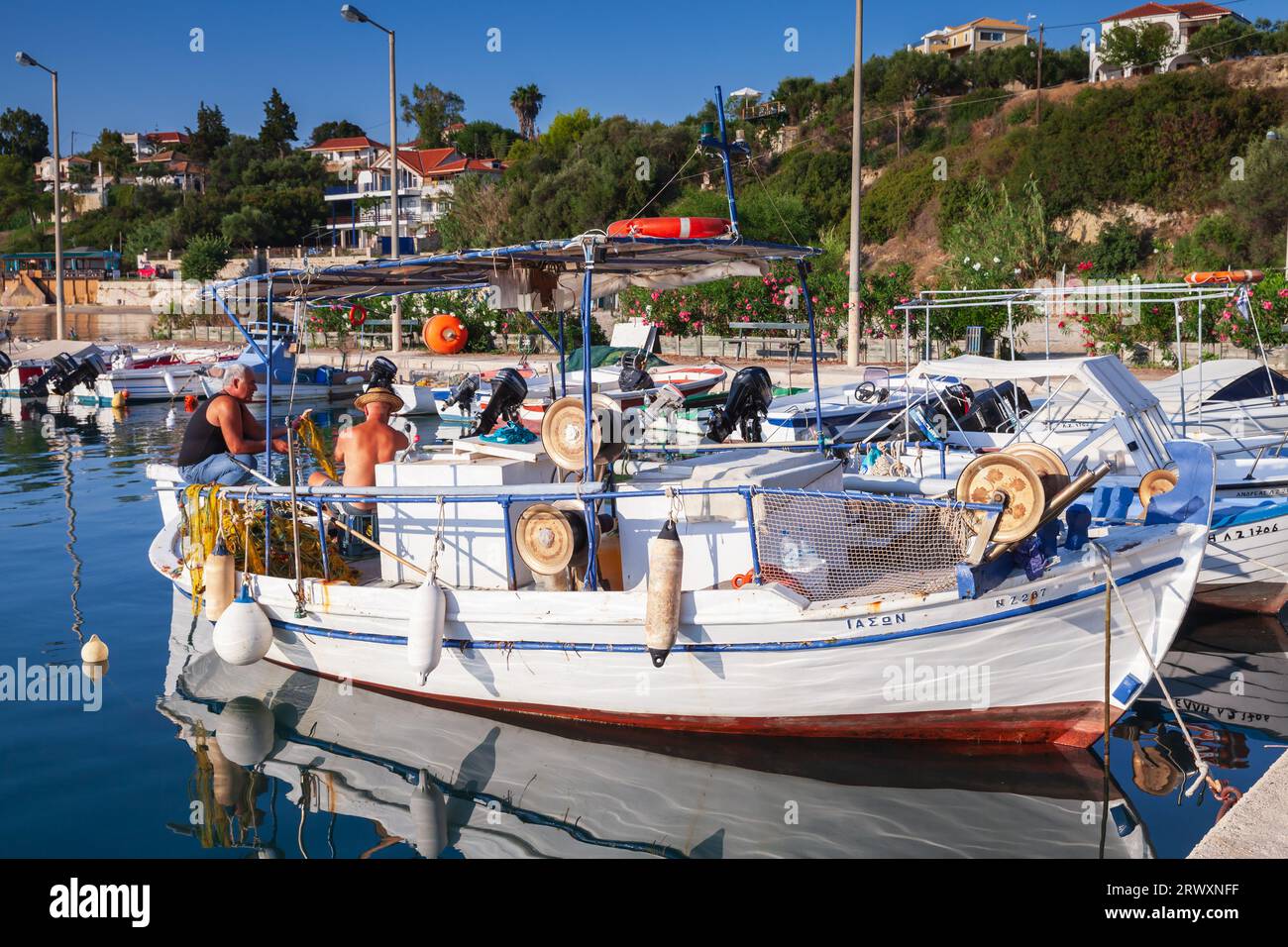 Zakynthos, Griechenland - 21. August 2016: Fischer sind an einem sonnigen Morgen auf einem Fischerboot in Tsilivi Stockfoto