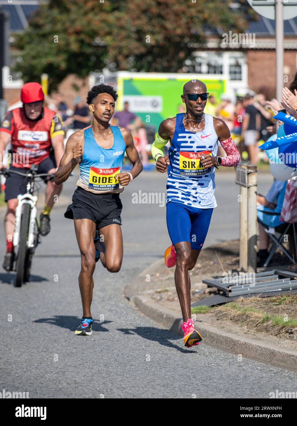 Sir Mo Farrah belegte in seinem letzten Wettkampfrennen den vierten Platz und Efrem Gidey den fünften Platz beim Great North Run 2023 Stockfoto