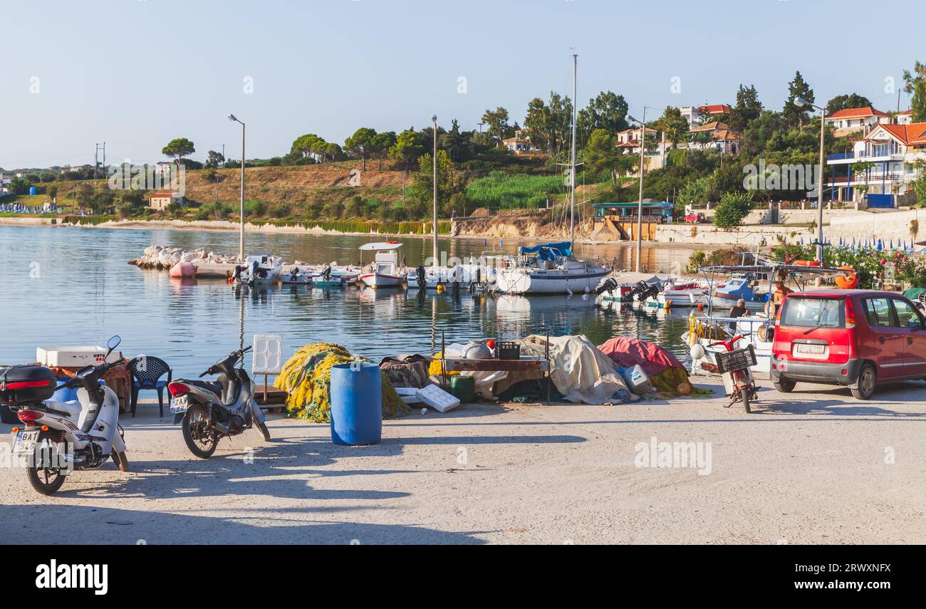 Zakynthos, Griechenland - 21. August 2016: Blick auf den Fischerhafen Tsilivi an einem sonnigen Morgen Stockfoto