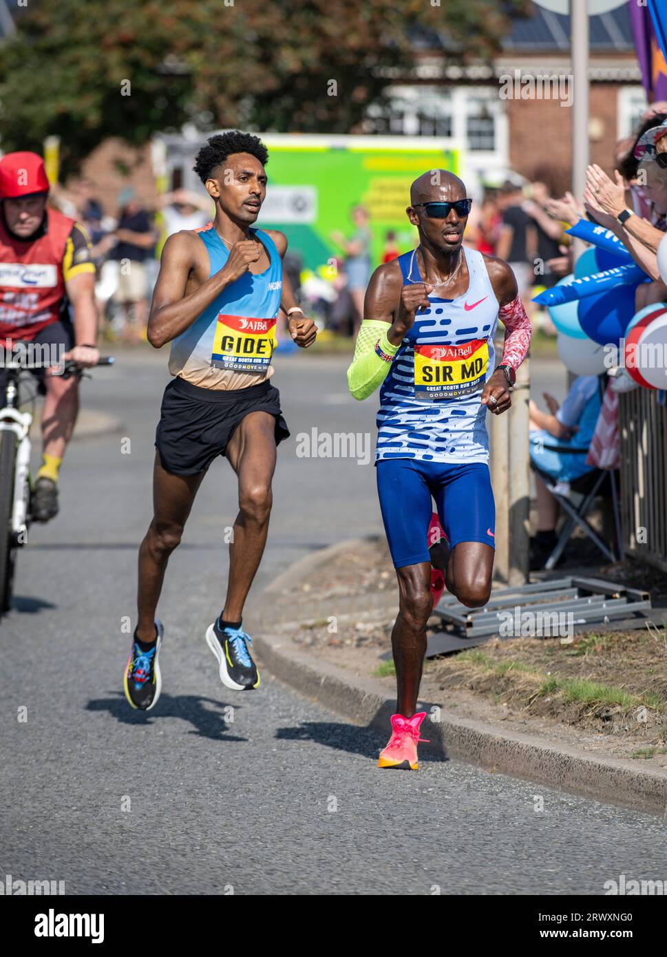 Sir Mo Farrah belegte in seinem letzten Wettkampfrennen den vierten Platz und Efrem Gidey den fünften Platz beim Great North Run 2023 Stockfoto
