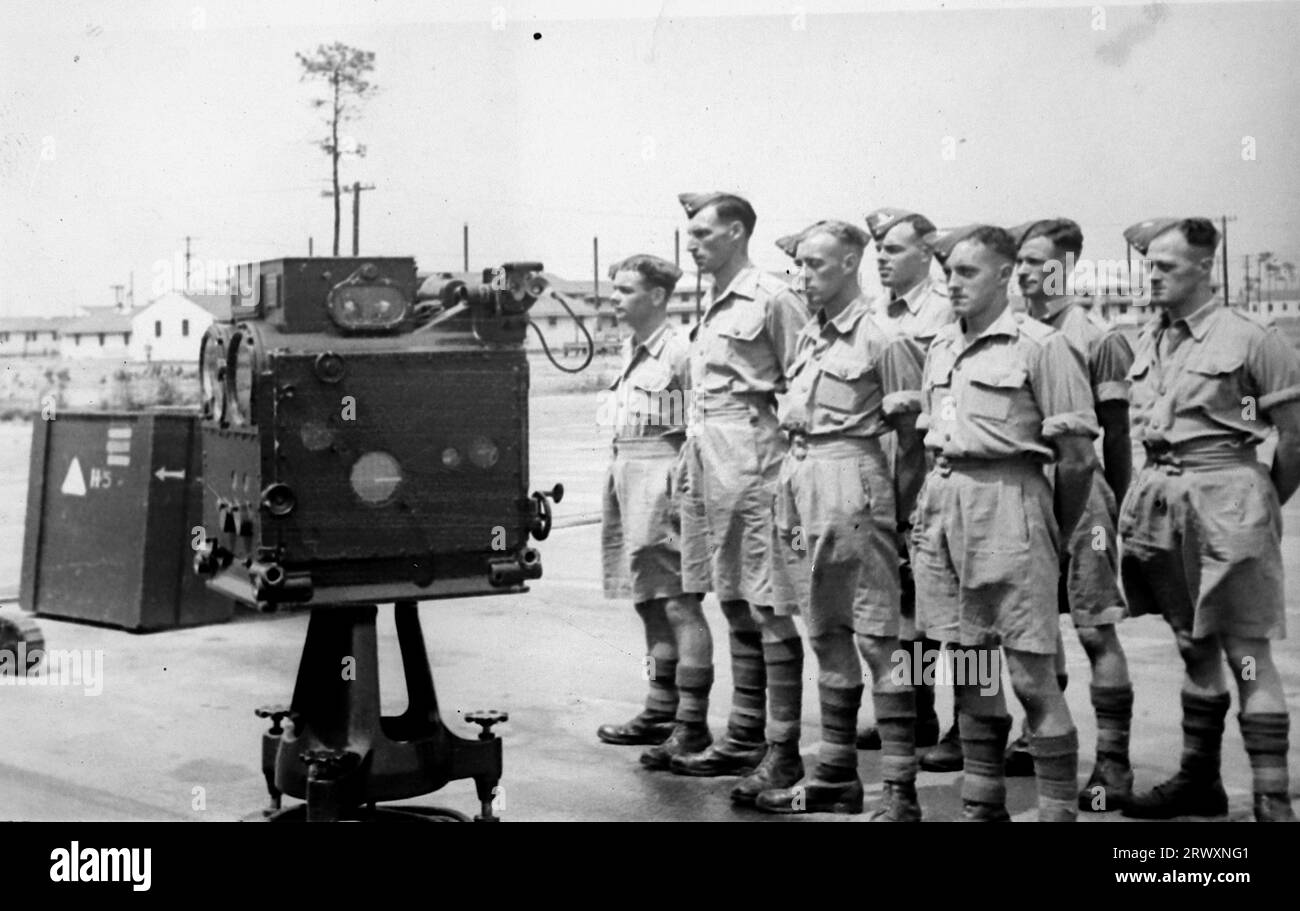 Prädiktorenteam in Camp Davis, North Carolina. Seltenes Foto: Aus einer Sammlung eines unbekannten britischen Soldaten über die No. 1 Composite Demonstration, AA Battery, Tour durch die USA, vom 11. Juli 1943. Dies ist eines von mehr als hundert Bildern in der Sammlung, die im Durchschnitt etwa 4 x 3 Zoll groß waren. Stockfoto