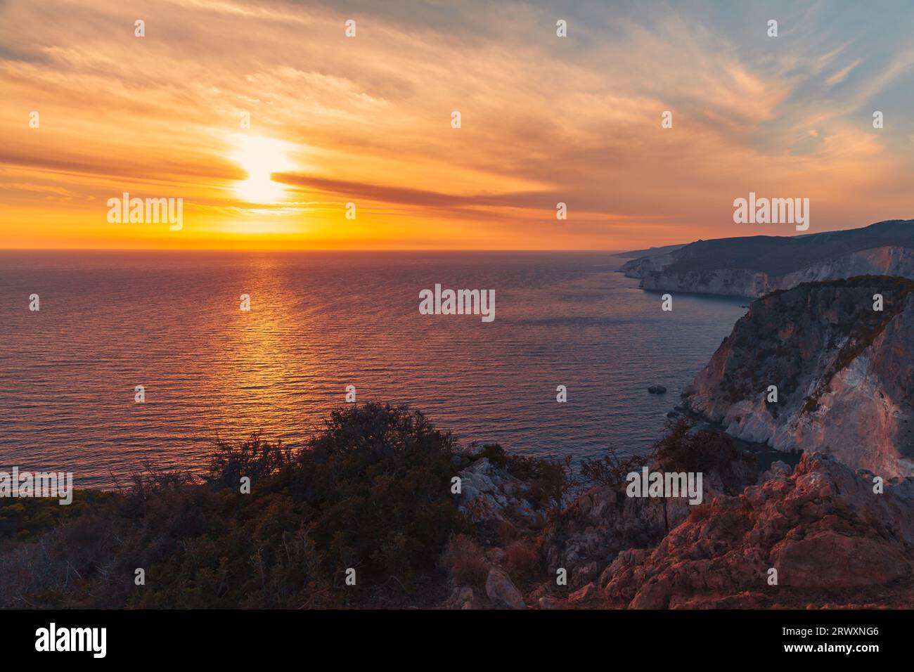 Farbenfroher Sonnenuntergang am Kap Keri, griechische Insel Zakynthos im Ionischen Meer Stockfoto