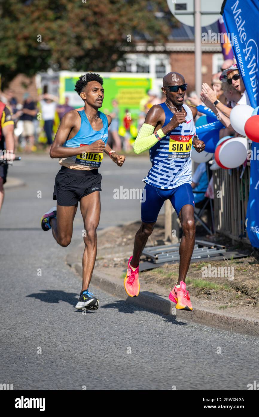 Sir Mo Farrah belegte in seinem letzten Wettkampfrennen den vierten Platz und Efrem Gidey den fünften Platz beim Great North Run 2023 Stockfoto