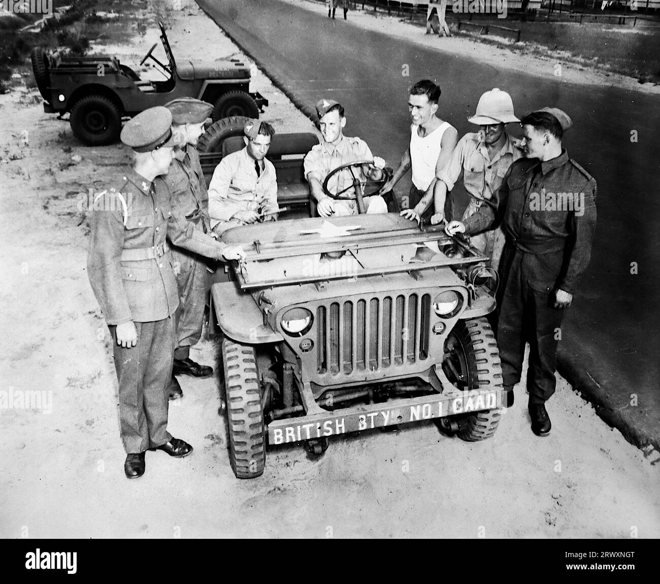 Ein Jeep der britischen Armee mit einer Gruppe von Soldaten, wahrscheinlich in Camp Davis. Seltenes Foto: Aus einer Sammlung eines unbekannten britischen Soldaten über die No. 1 Composite Demonstration, AA Battery, Tour durch die USA, vom 11. Juli 1943. Dies ist eines von mehr als hundert Bildern in der Sammlung, die im Durchschnitt etwa 4 x 3 Zoll groß waren. Stockfoto