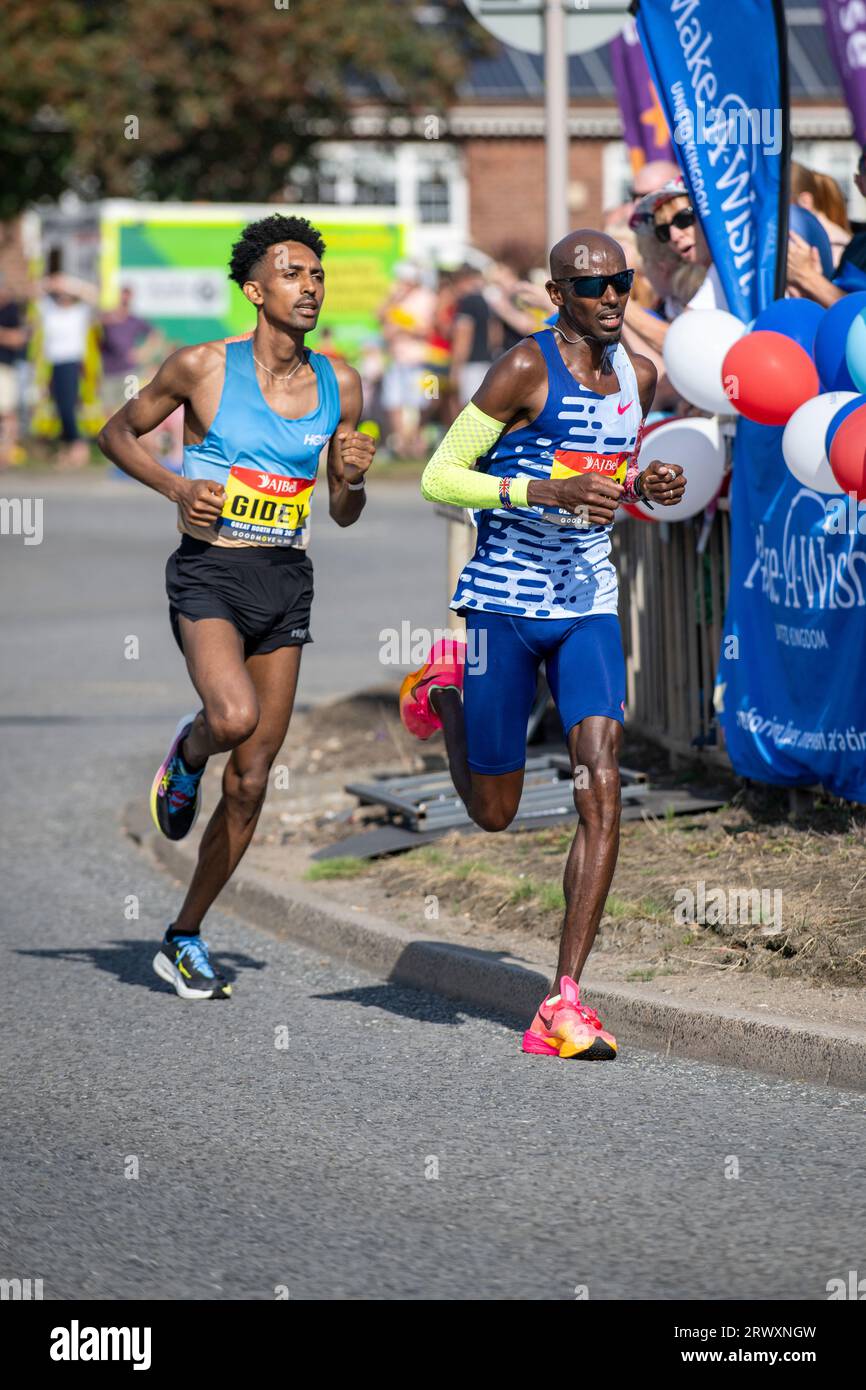 Sir Mo Farrah belegte in seinem letzten Wettkampfrennen den vierten Platz und Efrem Gidey den fünften Platz beim Great North Run 2023 Stockfoto