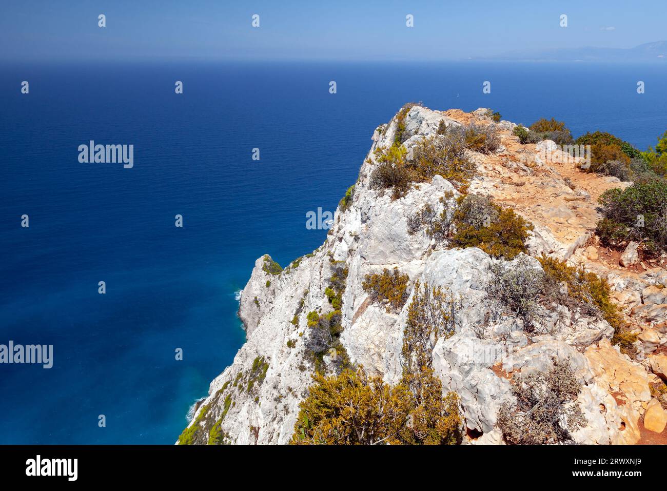 Küstenfelsen, Landschaftsfoto der Bucht von Navagio, Griechenland. Natürliches Wahrzeichen der griechischen Insel Zakynthos Stockfoto