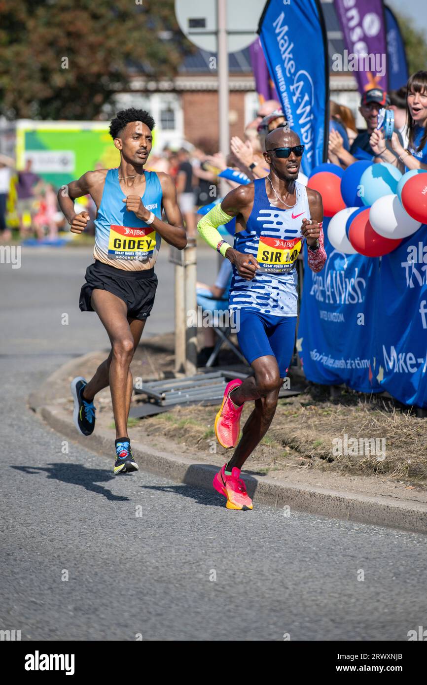 Sir Mo Farrah belegte in seinem letzten Wettkampfrennen den vierten Platz und Efrem Gidey den fünften Platz beim Great North Run 2023 Stockfoto