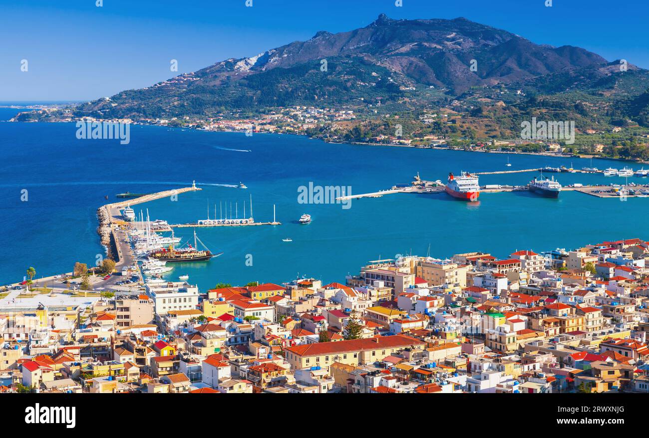 Diese griechische Insel im Ionischen Meer ist ein beliebtes Touristenziel für Sommerurlaube und bietet eine Panoramalandschaft des Hafens von Zakynthos. Haupthafen o Stockfoto