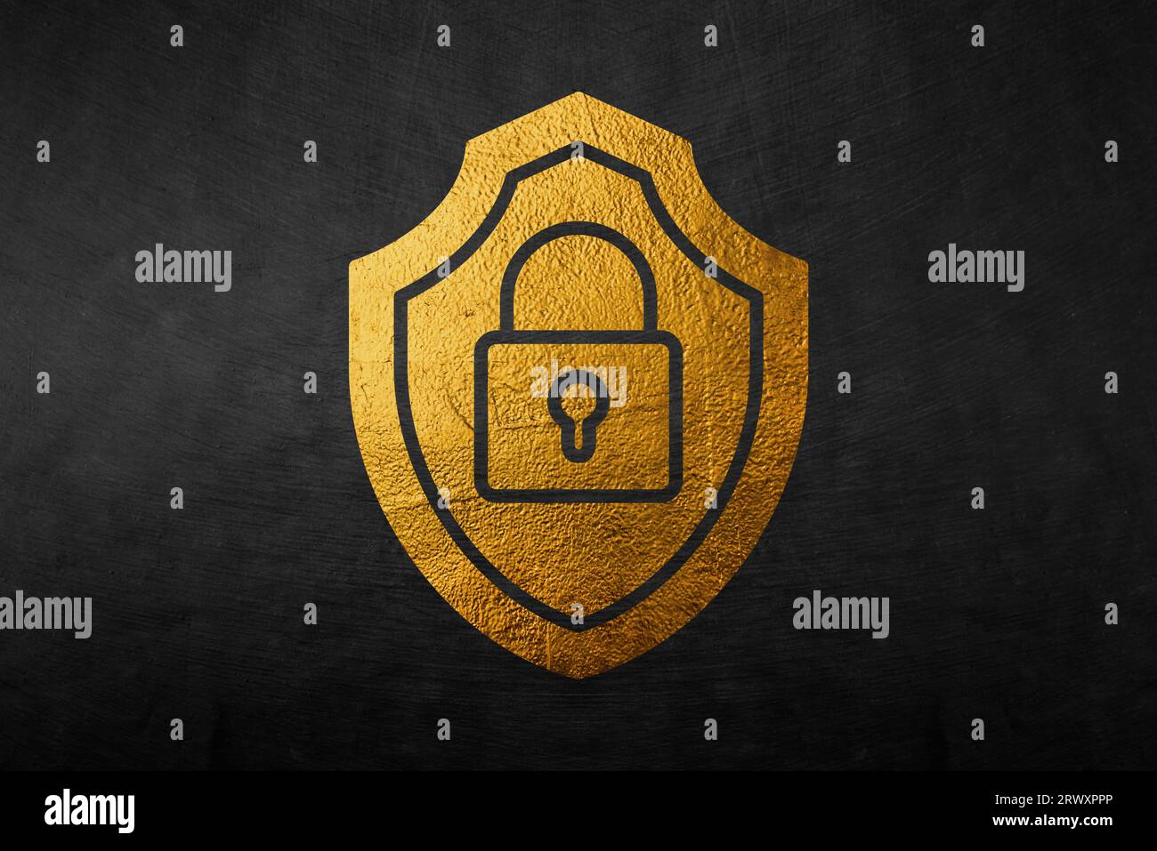 Goldenes Cyber-Sicherheitssymbol isoliert auf weißem Hintergrund. Geschlossenes Vorhängeschloss auf digitaler Leiterplatte. Sicherheitskonzept. Digitaler Datenschutz. Stockfoto