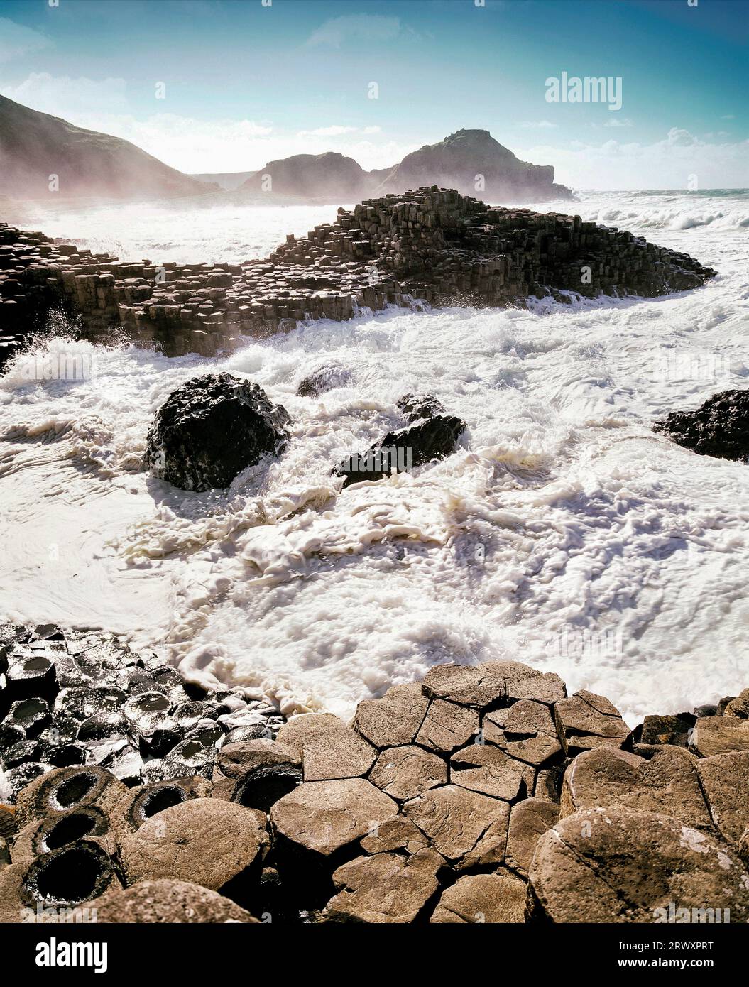 Stürmisches Wetter in der UNESCO-Weltkulturerbestätte Giant's Causeway, County Antrim, Nordirland Stockfoto