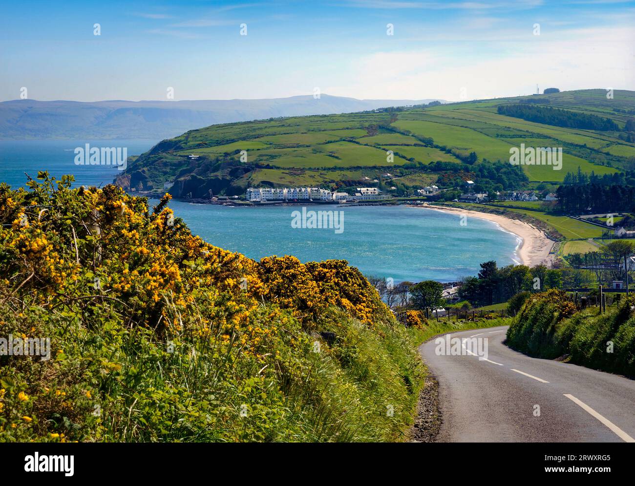 Die Antrim Coast Road in Cushendun, Glens of Antrim, County Antrim, Nordirland Stockfoto