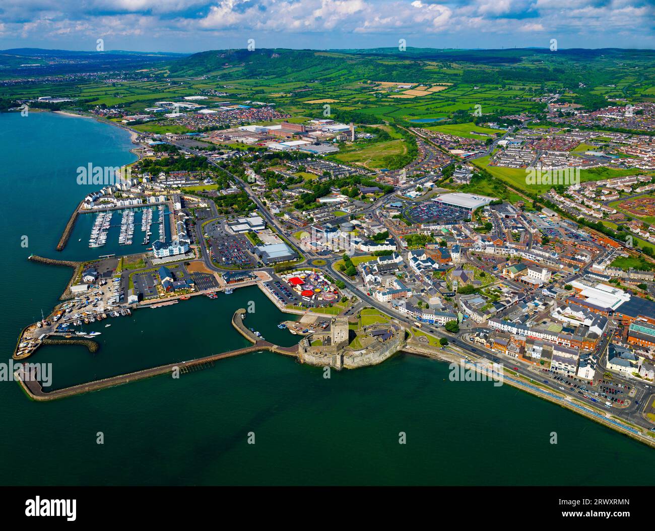 Aus der Luft von Carrickfergus, Castle, Marina und Stadt, Belfast Lough, County Antrim, Nordirland Stockfoto