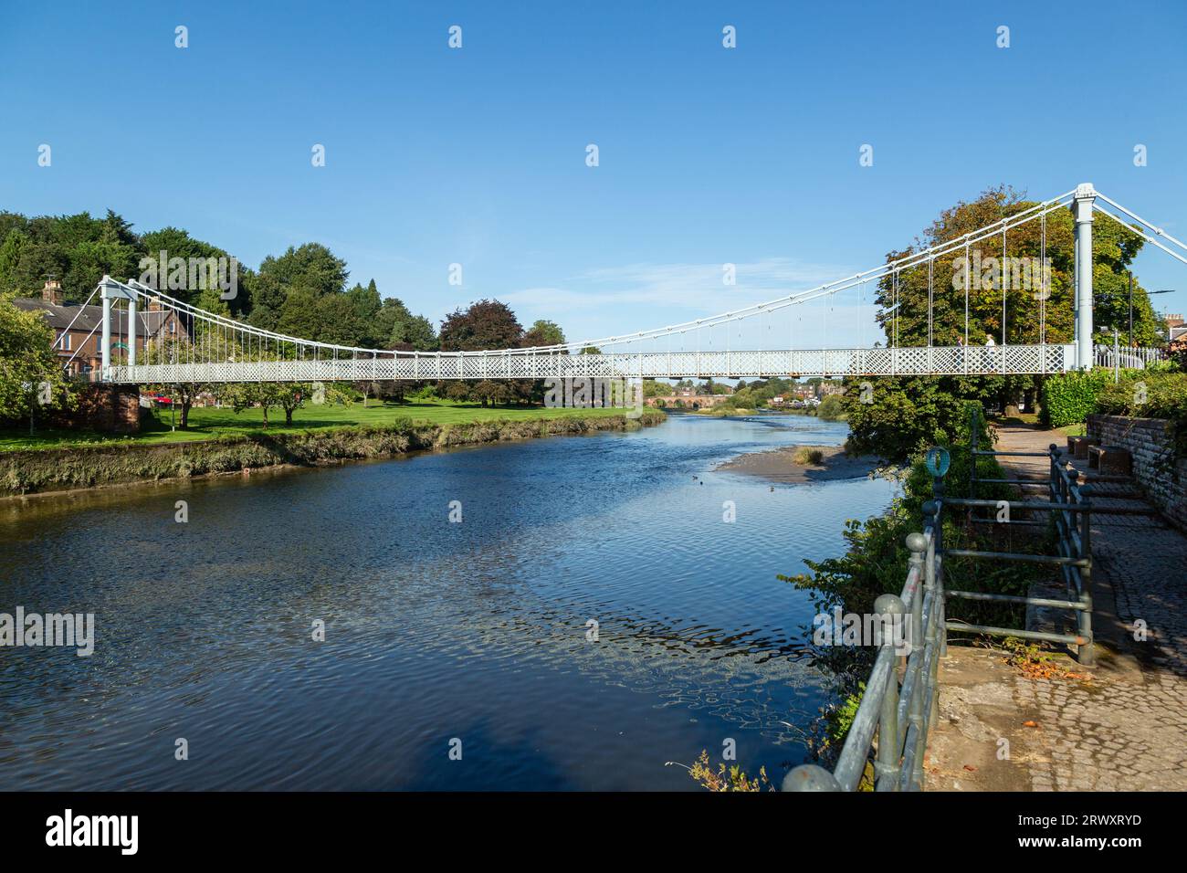 Diese viktorianische Brücke in Whitesands Dumfries über den Nith bot ursprünglich Fußgängerzugang zu und von den Mühlen am Westufer Stockfoto