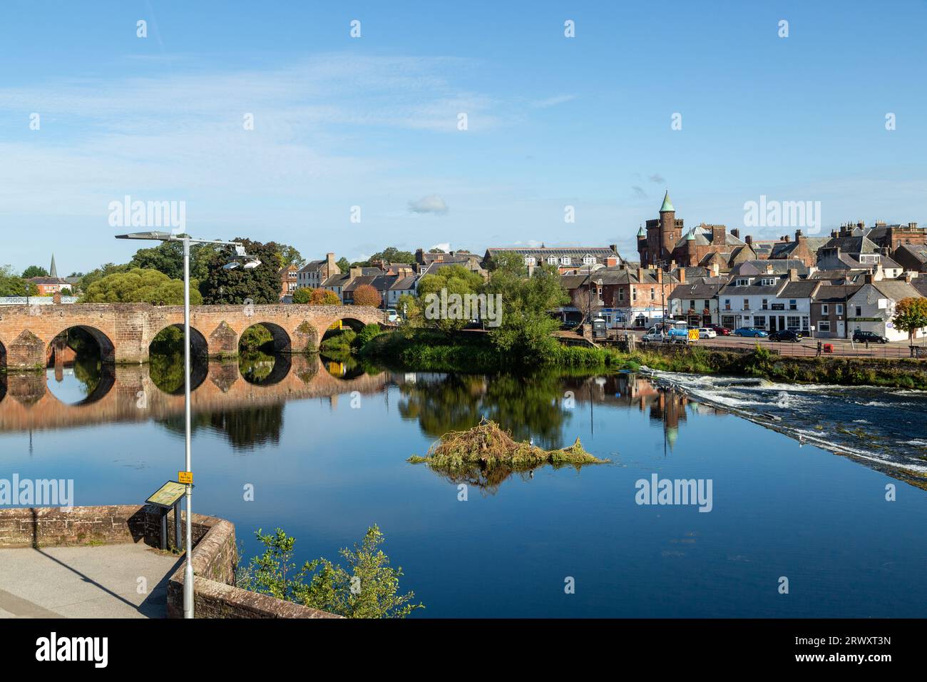 Die Devorgilla Bridge (oder Old Bridge) ist eine der ältesten Brücken Schottlands. Er erstreckt sich über den Nith in Dumfries Stockfoto