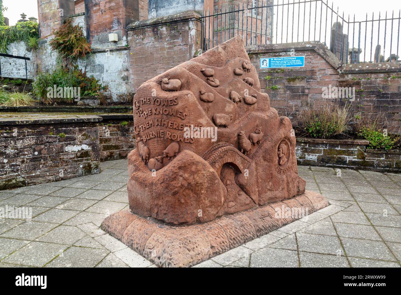 Robert Burns Rock ein großer Block aus geschnitztem Sandstein reflektiert Elemente von Gedichten wie Tam o' Shanter und To a Mouse Stockfoto