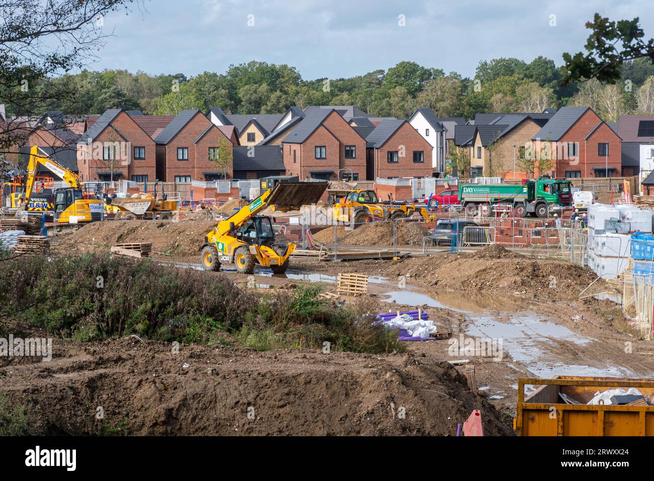 Baugelände in der Wohnsiedlung Bucklers Park, Crowthorne, Berkshire, England, Vereinigtes Königreich Stockfoto