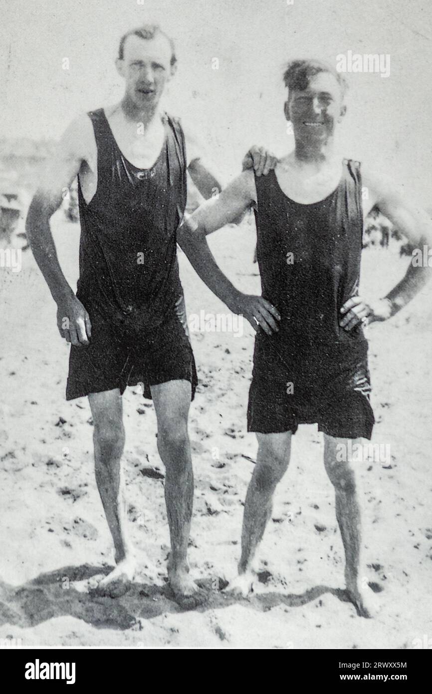 Archivfoto von zwei jungen Männern, die an einem Strand in altmodischen Badekostümen um die 1920er Jahre standen Stockfoto