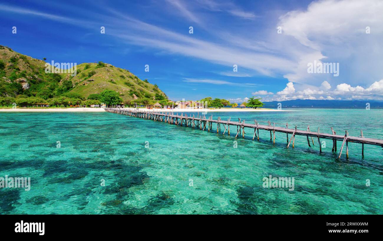 Hölzerner Pier auf Kanawa Island. Indonesien Stockfoto