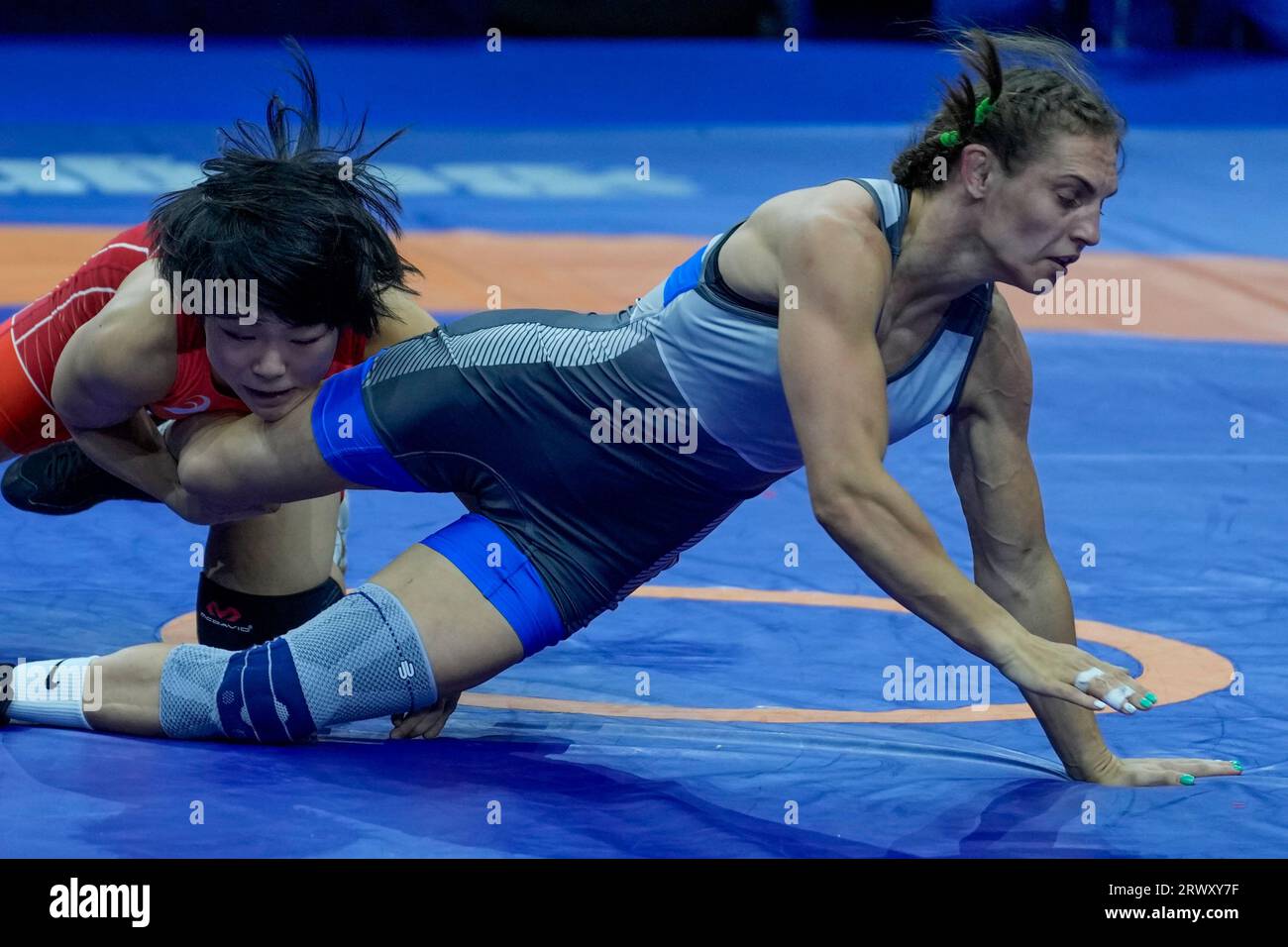 Akari Fujinami of Japan, left, and Belarusian Vanesa Kaladzinskaya compete in their women's freestyle 53 kg wrestling final match during the Wrestling World Championships in Belgrade, Serbia, Thursday, Sept. 21, 2023. (AP Photo/Darko Vojinovic) Stockfoto