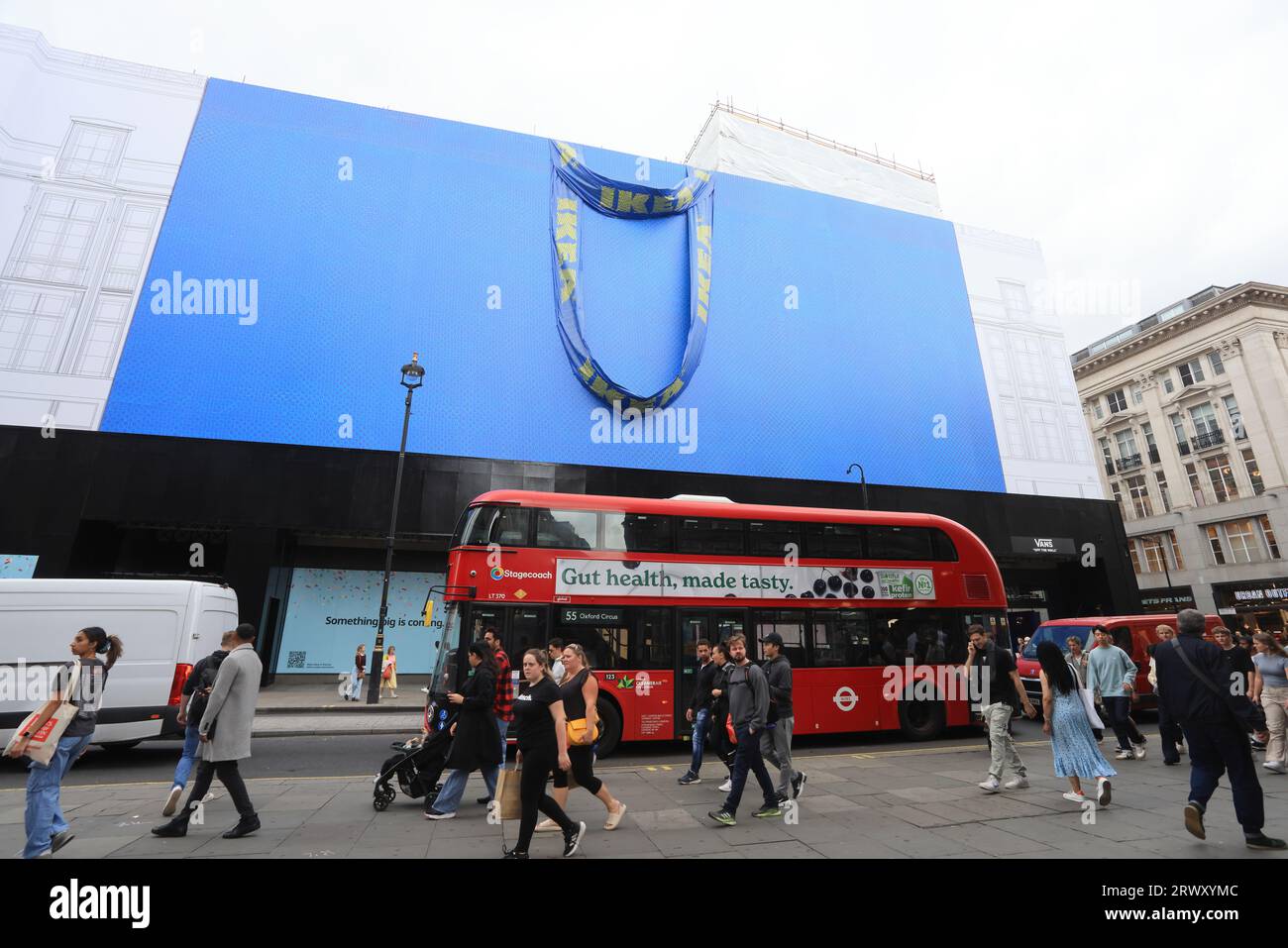 Der neue IKEA Store wird im Oxford Circus errichtet und ersetzt den Top Shop, eine ikonische IKEA-Tasche im Zentrum von London, Großbritannien Stockfoto