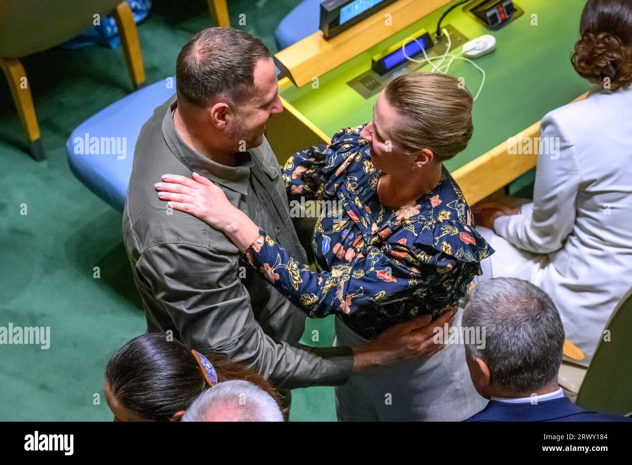 New York, USA, 19. September 2023. Andrii Yermak, Leiter des Büros des Präsidenten der Ukraine, wird von der dänischen Ministerpräsidentin Mette Frederik begrüßt Stockfoto