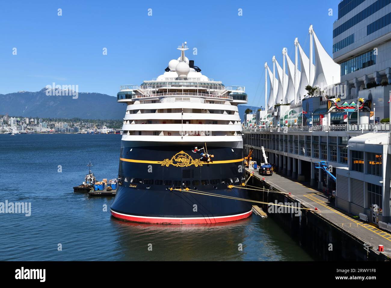Das Disney Wonder Kreuzfahrtschiff legt am Canada Place Hafen in Vancouver, Kanada, an Stockfoto