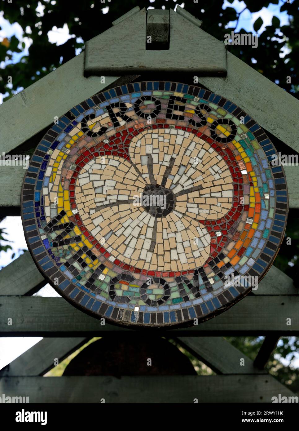 Croeso - Welcome - dekorative zweisprachige Mosaikplakette im Stadtzentrum von Cardiff. September 2023 Stockfoto