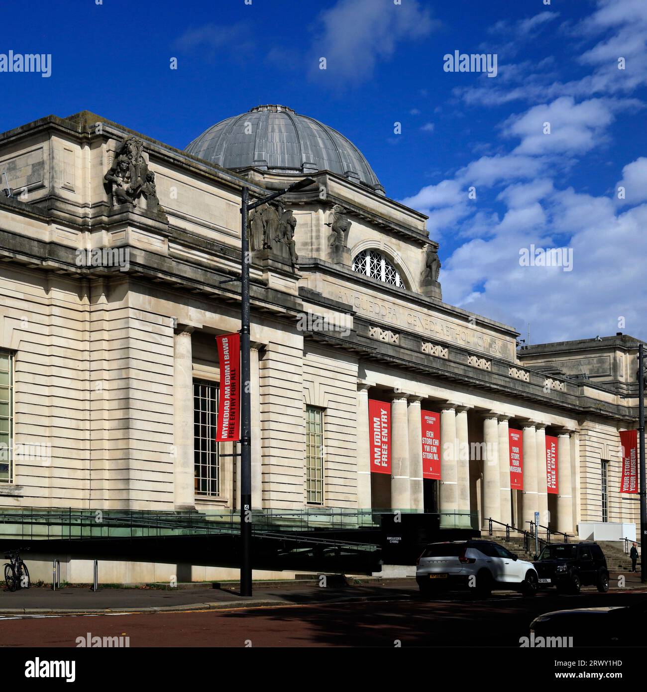 Nationalmuseum von Wales, Cathays Park, Stadtzentrum von Cardiff, gegen blauen Himmel. September 2023 Stockfoto