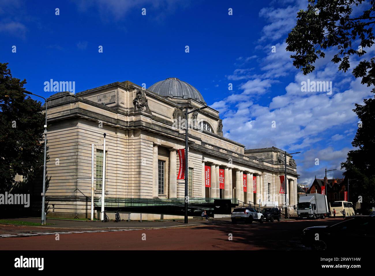 Nationalmuseum von Wales, Cathays Park, Stadtzentrum von Cardiff, gegen blauen Himmel. September 2023 Stockfoto